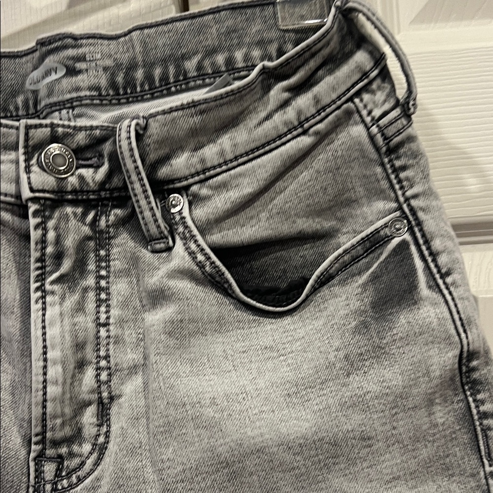 Old Navy Men's Washed Gray Slim Jeans - Picture 4 of 9